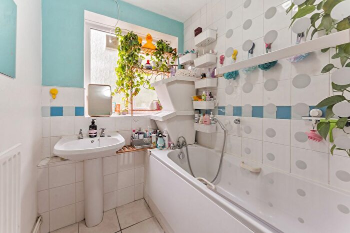 2 Bedroom Flat For Sale In Carslake Road, London, SW15