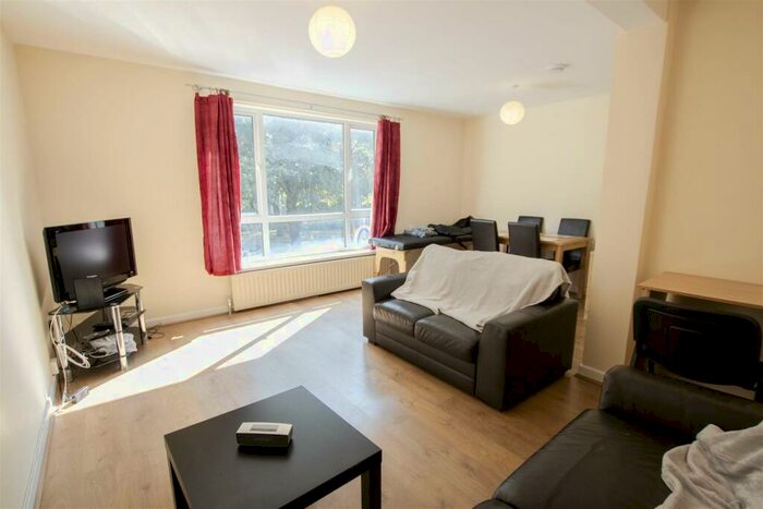 4 Bedroom House To Rent In East Drive, Birmingham, B5