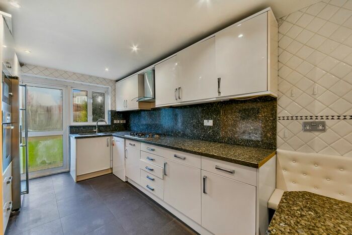 4 Bedroom Detached House To Rent In Blackwell Gardens, Edgware, HA8