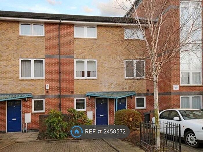 3 Bedroom Terraced House To Rent In Amethyst Close, London, N11