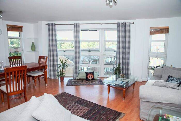 2 Bedroom Flat To Rent In Rivers House, Brentford, TW8