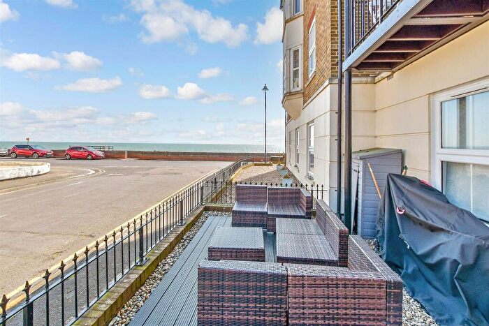 2 Bedroom Flat For Sale In West Parade, Hythe, Kent, CT21