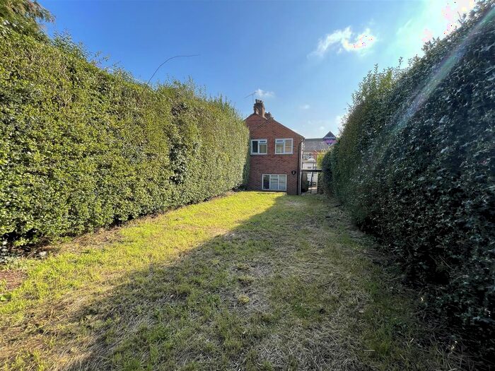 2 Bedroom Flat To Rent In High Street, Sunninghill, Ascot, SL5