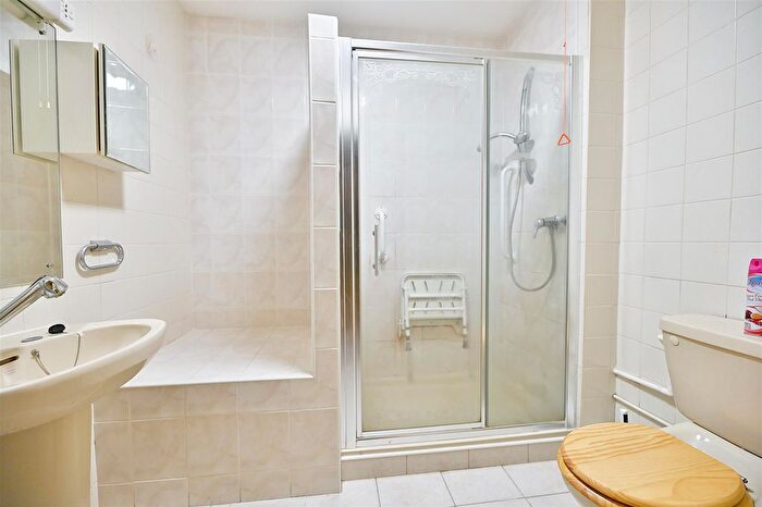 1 Bedroom Flat For Sale In Limewood Court, Ilford, IG4