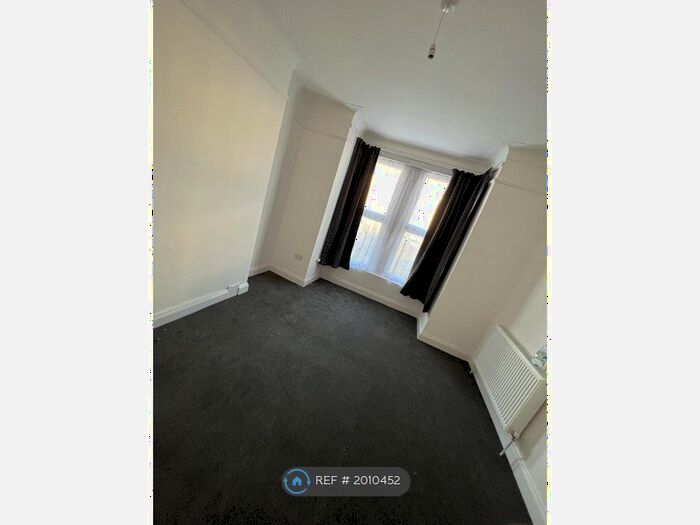 2 Bedroom Flat To Rent In Courtland Avenue, Ilford, IG1