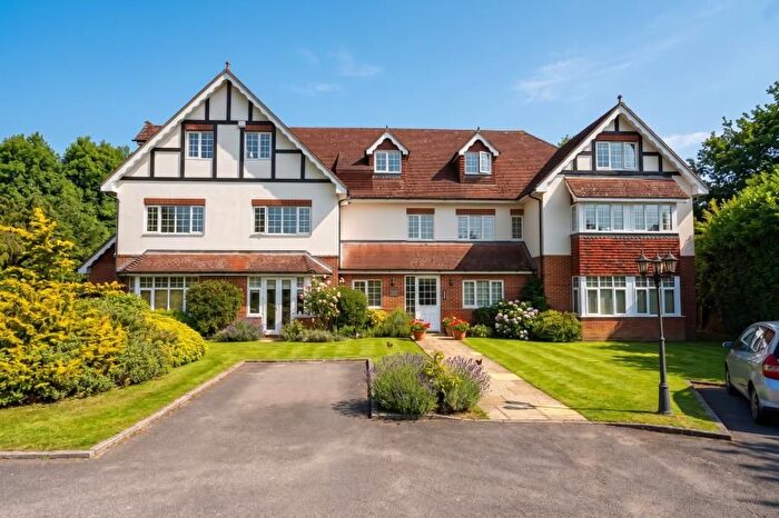 2 Bedroom Flat To Rent In Horsell, Surrey, GU21