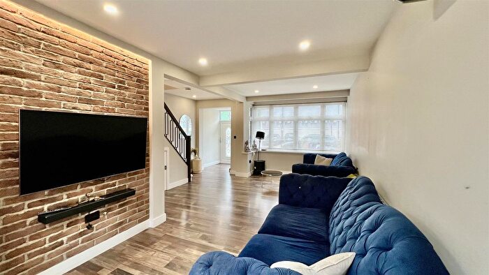 3 Bedroom Terraced House For Sale In Scotts Road, Southall, UB2