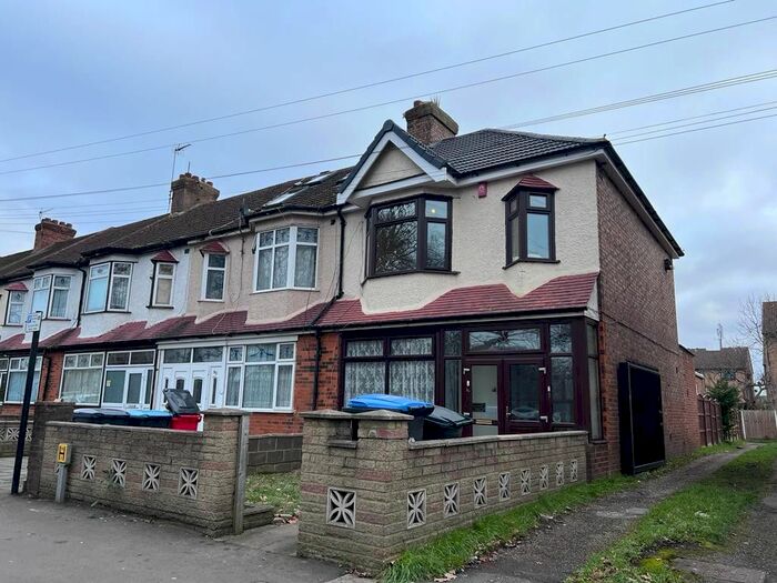 3 Bedroom Semi Detached House To Rent In Victoria Road, Edmonton, N9