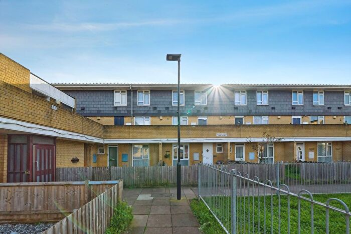3 Bedroom Flat For Sale In Southern Avenue, Feltham, TW14