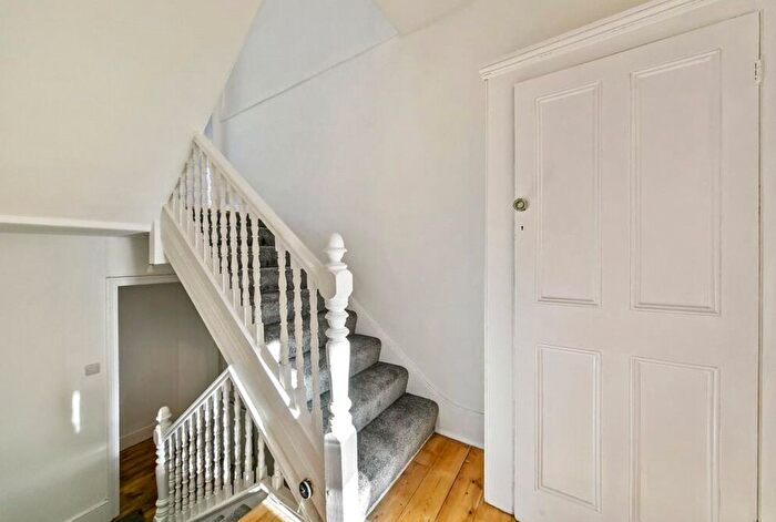 3 Bedroom Flat To Rent In Sheen Road, London, TW9