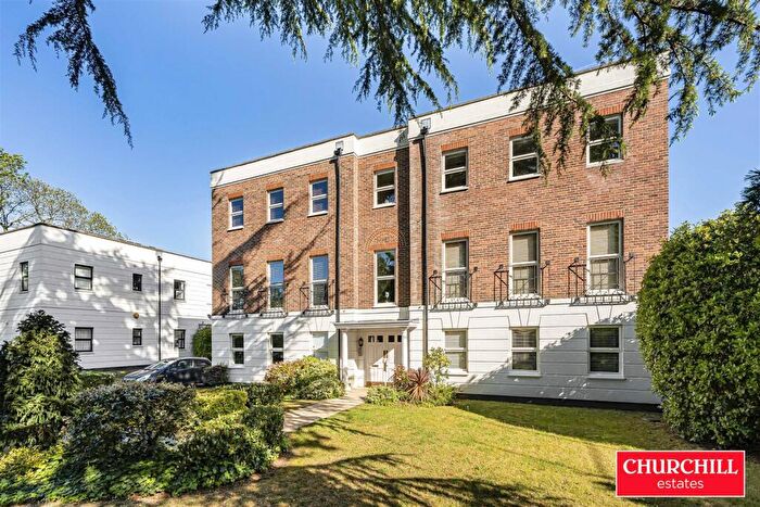 2 Bedroom Flat For Sale In Buxted Lodge, Snaresbrook, E11
