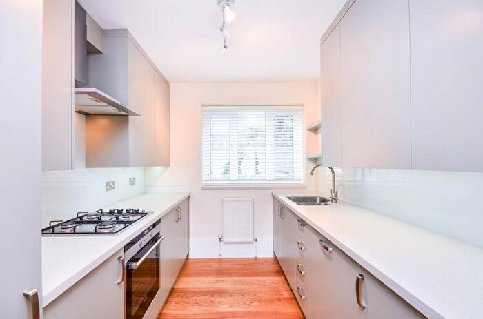 3 Bedroom Flat To Rent In Cremorne Estate, Chelsea, London, SW10