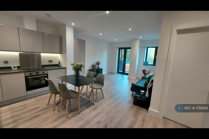 2 Bedroom Flat To Rent In Streetsbrook, Solihull, B91