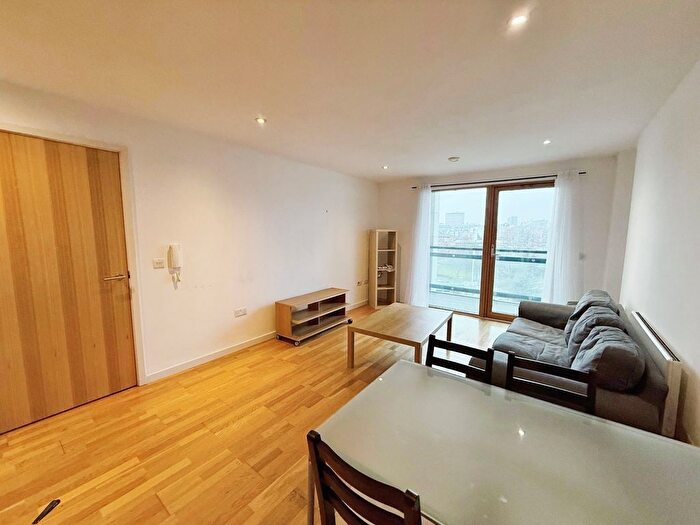 2 Bedroom Flat To Rent In Gateway North, Crown Point Road, Leeds, LS9