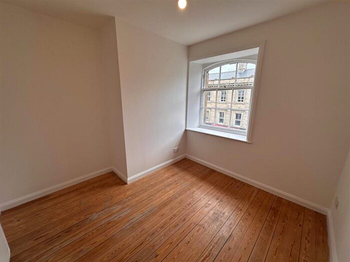 2 Bedroom Flat To Rent In Byram Court, Huddersfield, HD1
