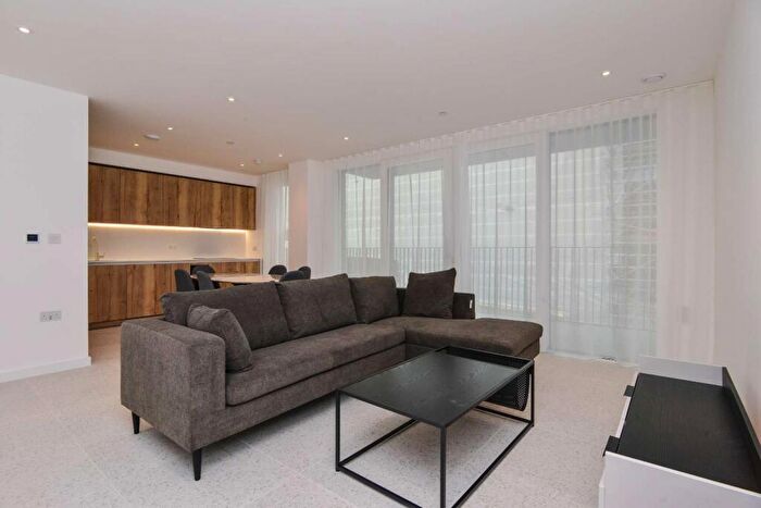 3 Bedroom Flat To Rent In Sidney Street, Whitechapel, London, E1