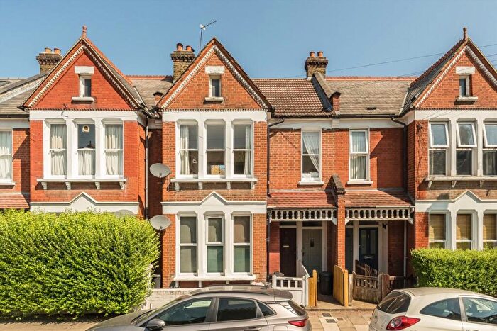 3 Bedroom Flat For Sale In Yukon Road, Balham, SW12