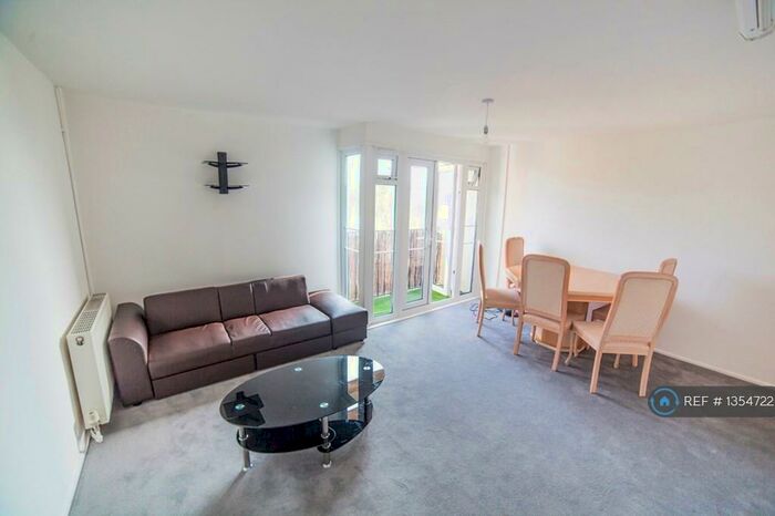 3 Bedroom Maisonette To Rent In Saffron Court, Bath, BA1