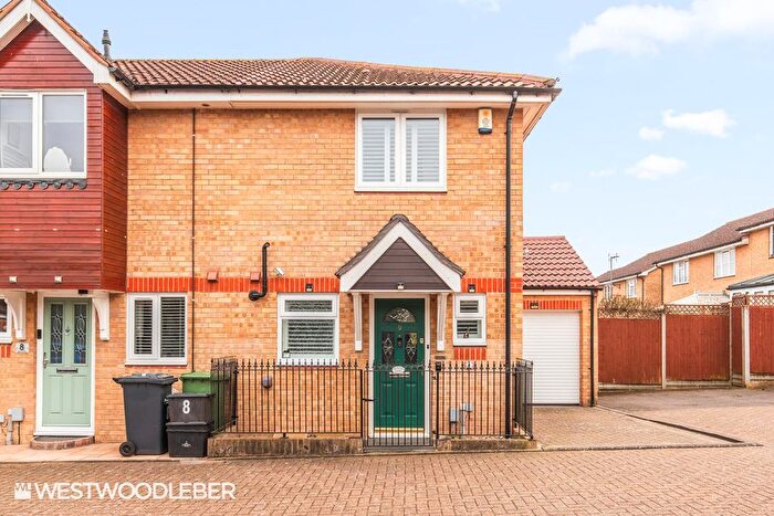 2 Bedroom End Terrace House For Sale In Farm Lane, Hoddesdon, EN11