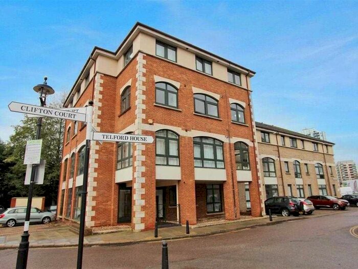 2 Bedroom Flat To Rent In Kensington House, Corner Hall, Hemel Hempstead, HP3