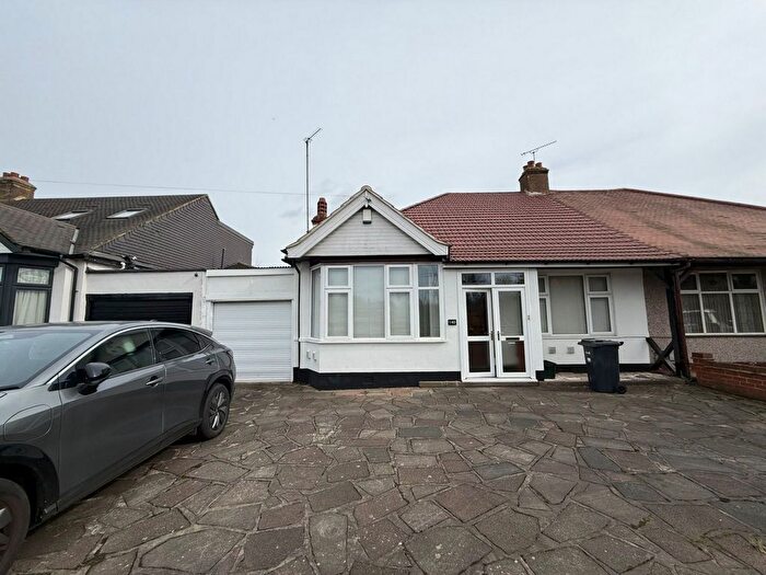 3 Bedroom Bungalow To Rent In Rodding Lane South, Redbridge, IG4
