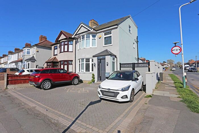 5 Bedroom End Of Terrace House To Rent In Collier Row Lane, Romford, RM5