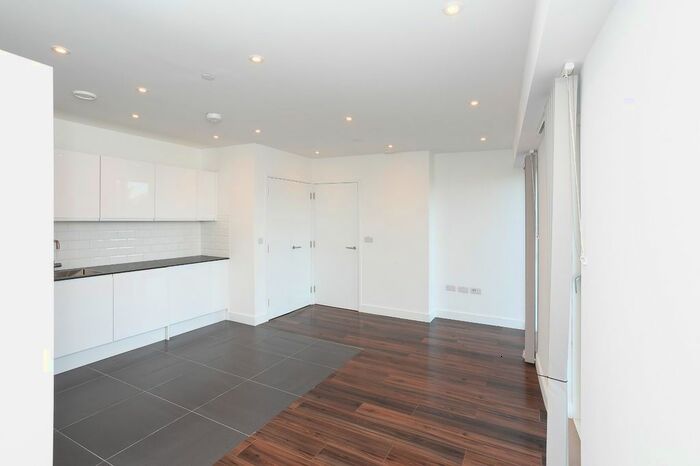 1 Bedroom Flat To Rent In Vicarage Road, Watford, Hertfordshire, WD18