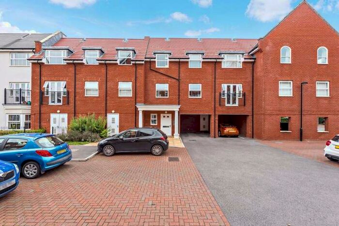 2 Bedroom Flat To Rent In Wokingham, RG41