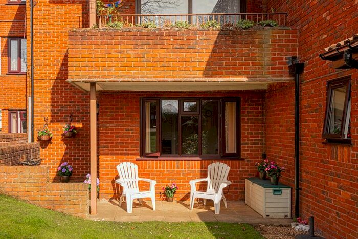 1 Bedroom Flat For Sale In Oakmead Green, Epsom, KT18