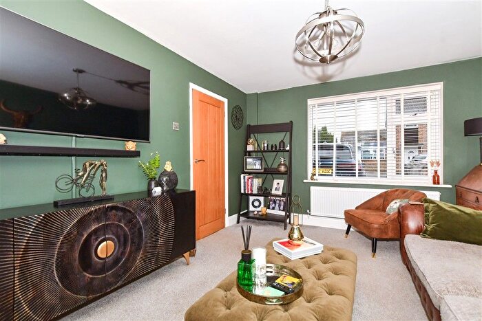 3 Bedroom Link Detached House For Sale In Weavers Close, Staplehurst, Kent, TN12