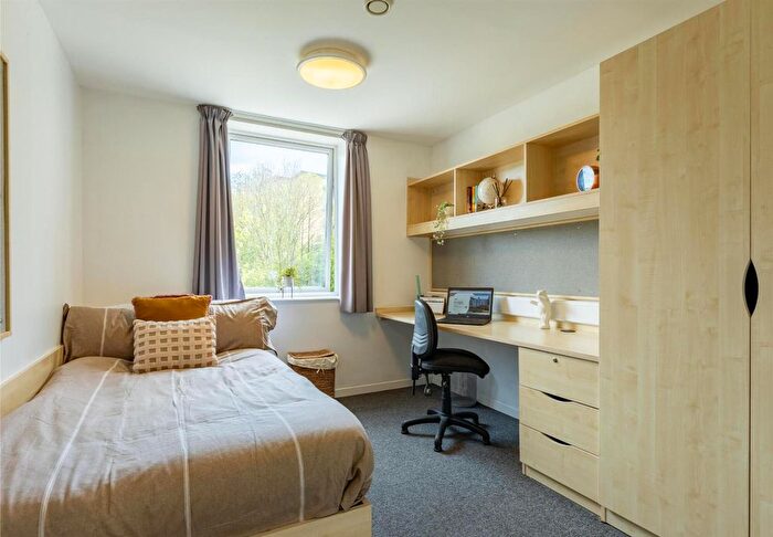 1 Bedroom Flat To Rent In De Walden Way, Bradford, BD7