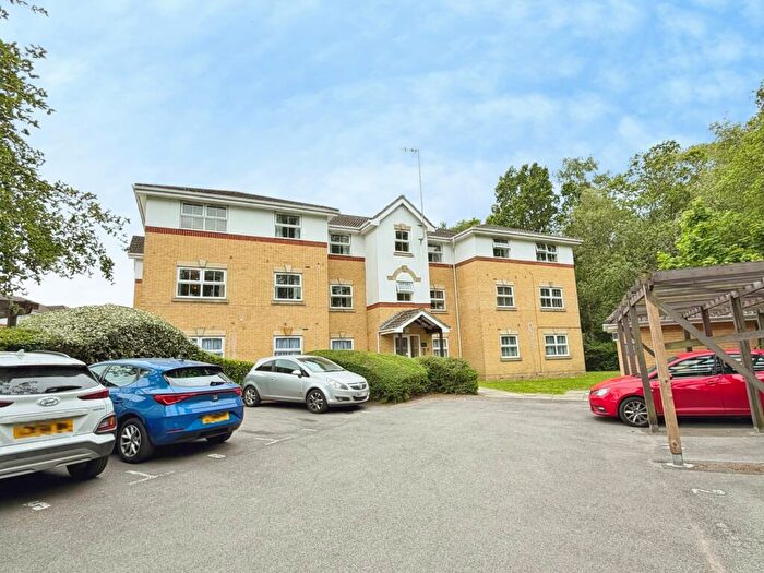 2 Bedroom Flat For Sale In Whittle Close, Ash Vale, Surrey, GU12