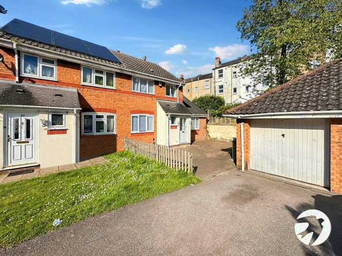 3 Bedroom Semi-Detached House To Rent In Tynemouth Road, London, SE18