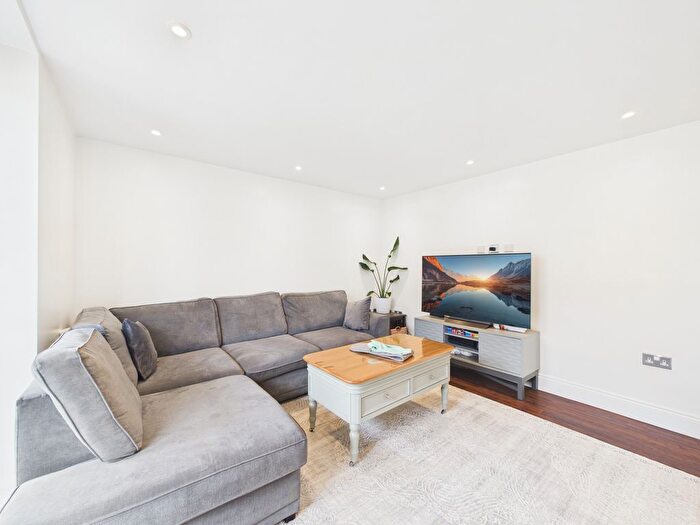 2 Bedroom Flat To Rent In A Manor Grove, Beckenham, Kent, BR3