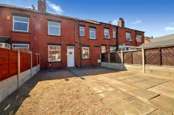 3 Bedroom Town House To Rent In Woodlea Mount, Leeds, West Yorkshire, LS11