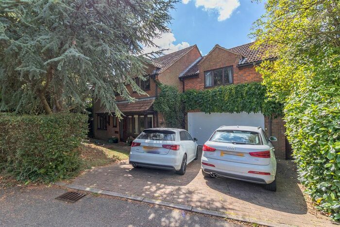5 Bedroom Detached House For Sale In Naisby Drive, Great Brickhill, Buckinghamshire, MK17