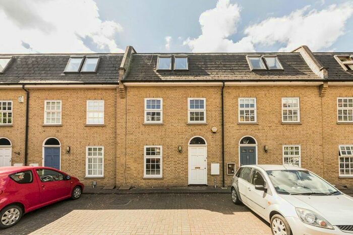 4 Bedroom Property To Rent In Baytree Mews, London, SE17