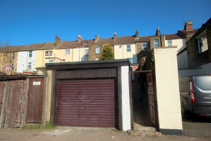 Parking/garage To Rent In Luton Road, Chatham, ME4