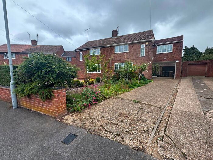 4 Bedroom Semi-detached House For Sale In Barrowby Close, Luton, LU2