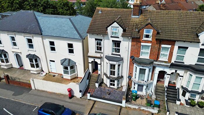 6 Bedroom End Of Terrace House For Sale In Tring Road, Aylesbury, Buckinghamshire, HP20