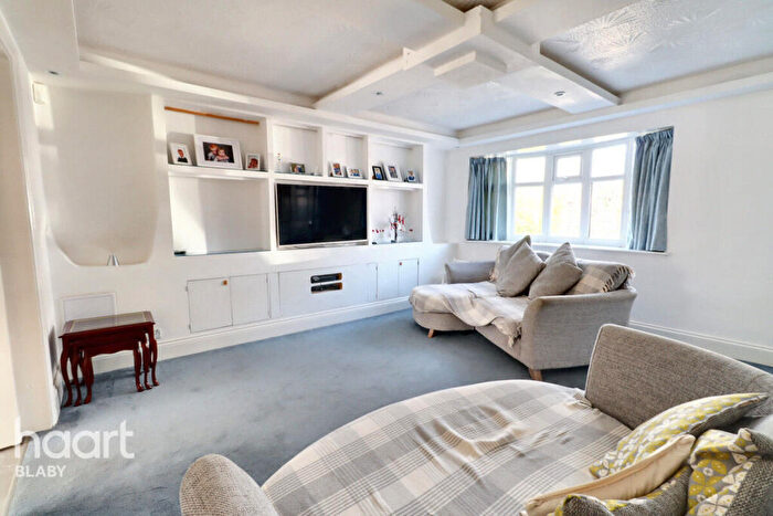 4 Bedroom Semi-Detached House For Sale In Kensington Close, Leicester, LE2