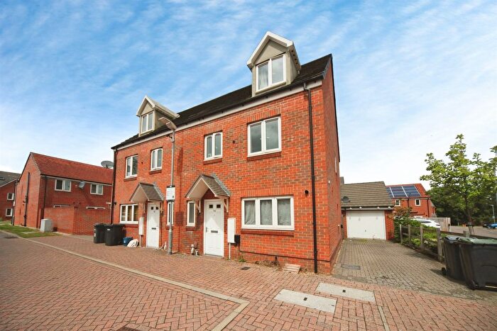 4 Bedroom Semi-Detached House For Sale In Guardian Way, Luton, LU1