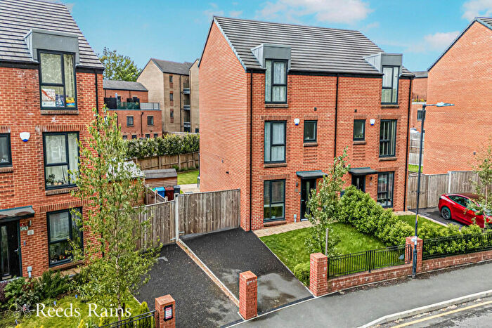 4 Bedroom Semi Detached House For Sale In Gunson Street, Manchester, M40
