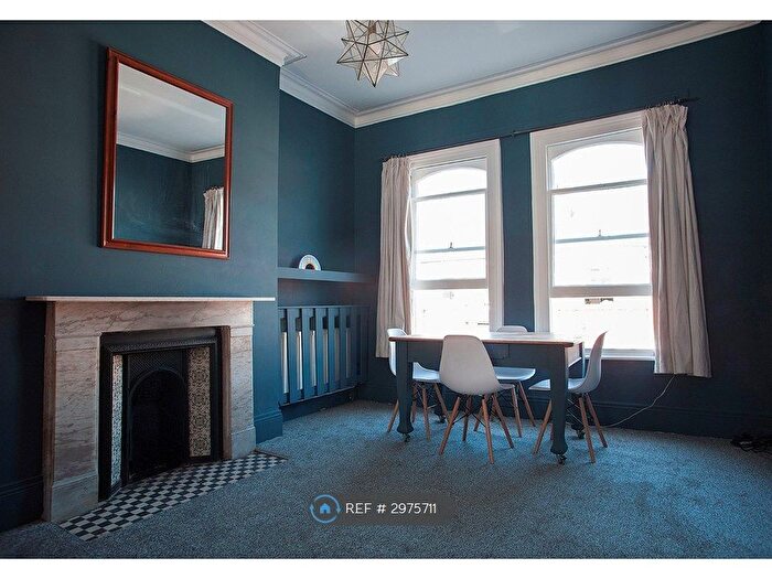 3 Bedroom Flat To Rent In Dafforne Road, London, SW17