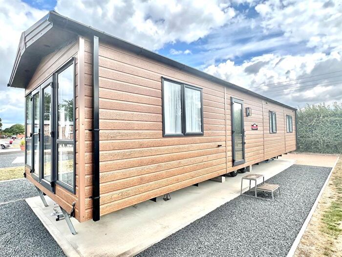 2 Bedroom Mobile/park Home For Sale In Hillview Holiday Park, Upton Road, Worcester, Worcestershire, WR8