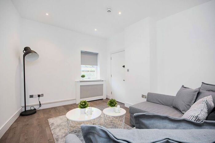 1 Bedroom Flat To Rent In Navarino Road, Hackney, London, E8