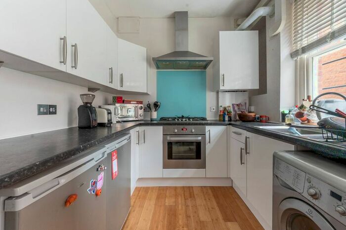 2 Bedroom Flat To Rent In Park Walk, Chelsea, London, SW10