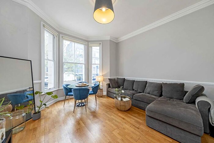 2 Bedroom Flat To Rent In Chesterton Road, North Kensington, W10