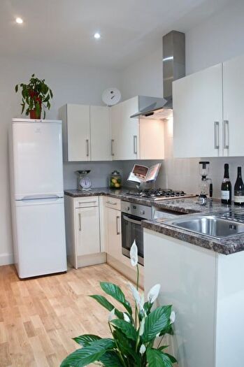 1 Bedroom Flat To Rent In Stanlake Road, London, W12