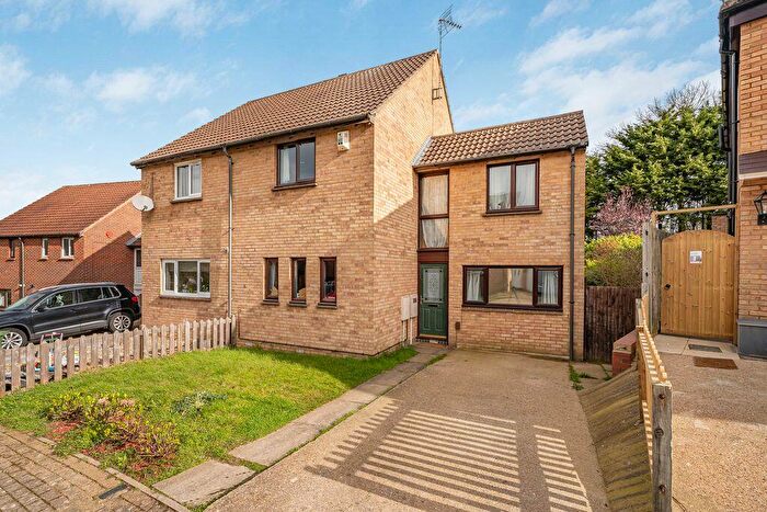 3 Bedroom Semi Detached House For Sale In Robertson Close, Shenley Church End, Milton Keynes, MK5